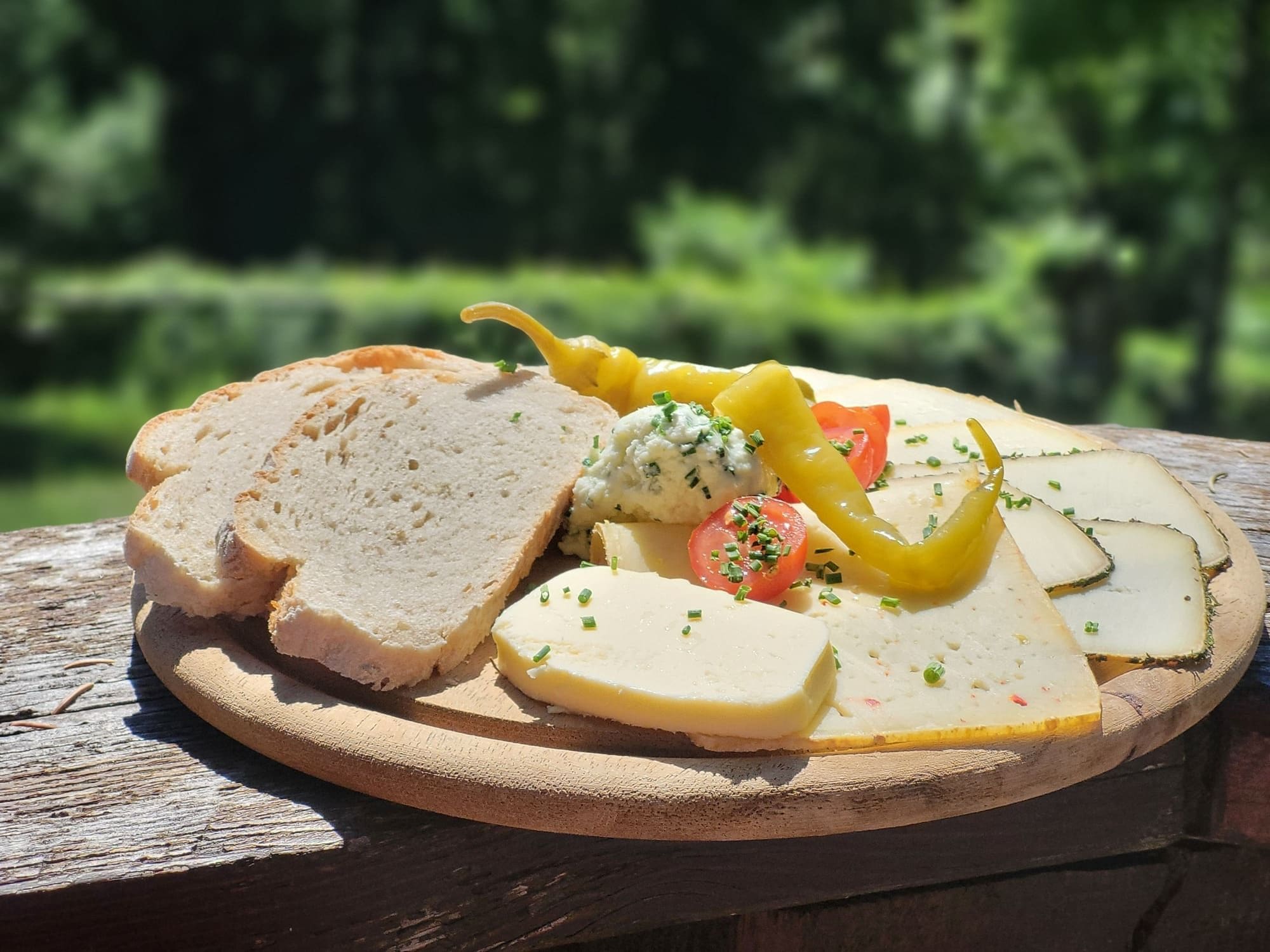 Brettljause mit Käse vom Bio-Bauernhof, Brot und Pfefferoni im Café Obladis